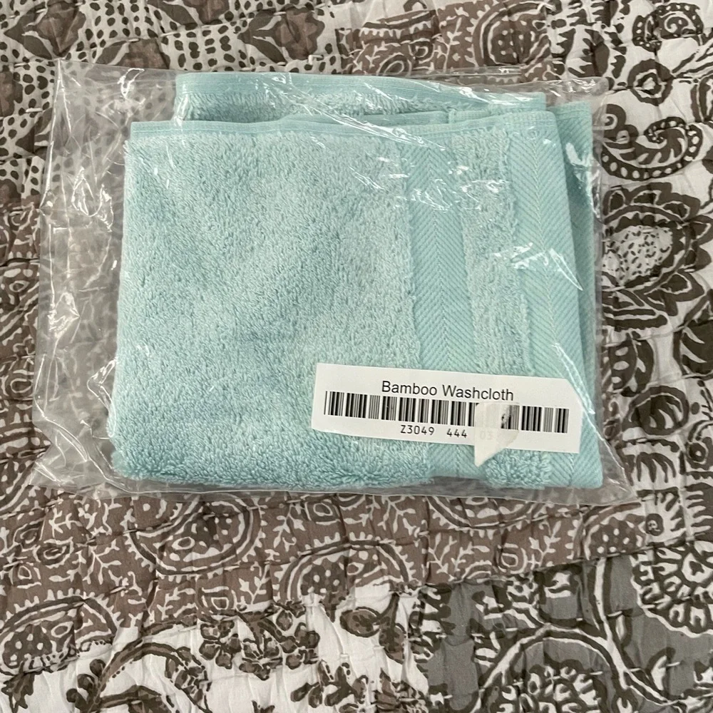 Nwt Daisy house bundle towels